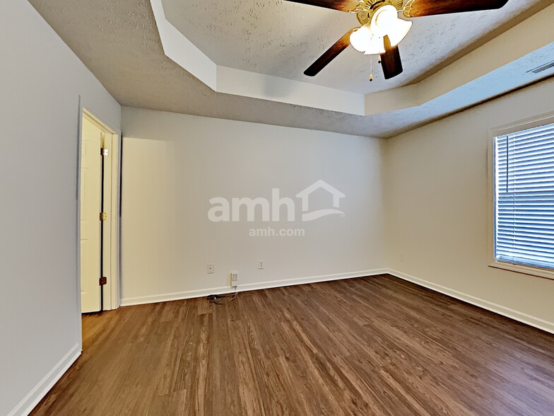 Building Photo - 3001 Mesquite Dr