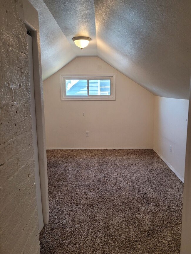 Building Photo - Ephrata House with Garage & Fenced Yard