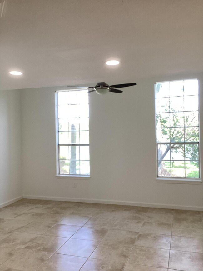 Building Photo - 1385 Crystal Way