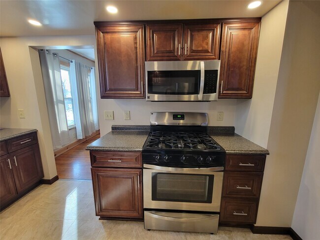 Building Photo - 90 Broad Ave