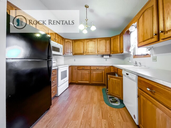 Building Photo - 14 Des Moines Ave