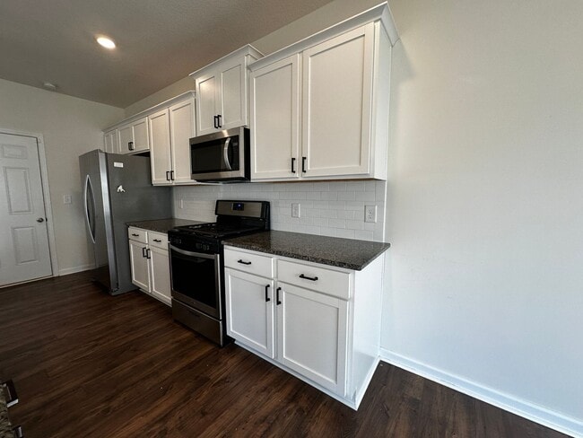 Building Photo - 4 bed/2.5 bath home - E Morristown