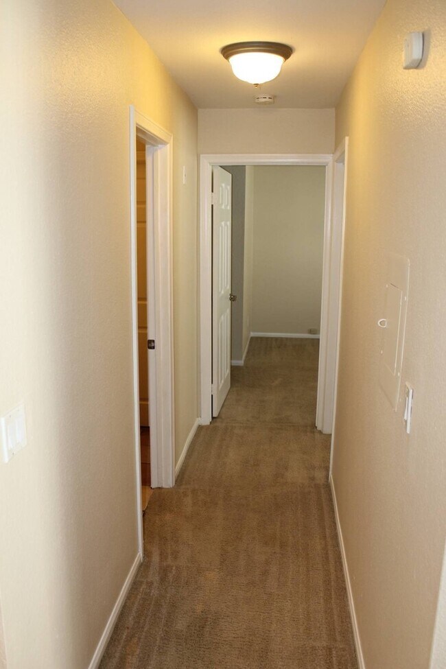 Building Photo - Charming 2BR/1BA Condo – Resort-Style Amen...