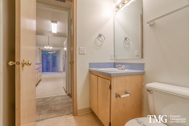 Building Photo - Peaceful 2-bedroom, 2 bath Townhome in thi...