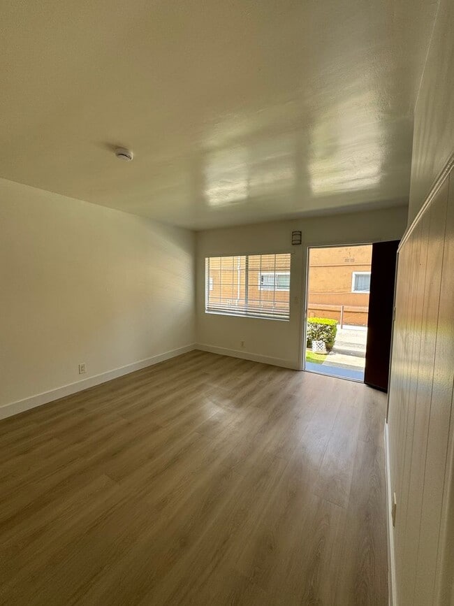 Building Photo - 1 Bedroom in Gardena With Parking Included...