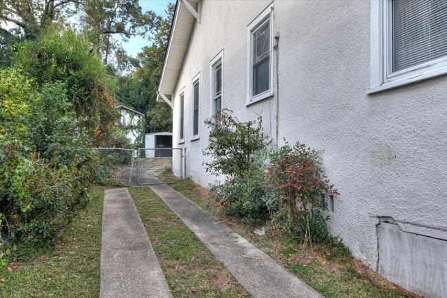 Building Photo - 933 Russell St