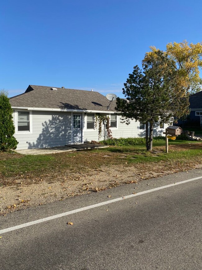 Building Photo - 2 Bed 1 Bath LAKE RENTAL