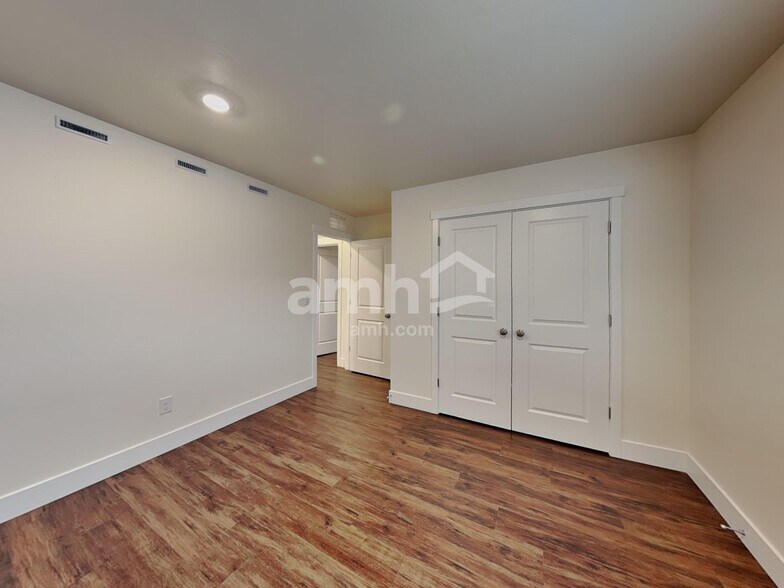 Building Photo - 749 S Rocker Ave