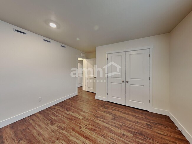 Building Photo - 749 S Rocker Ave