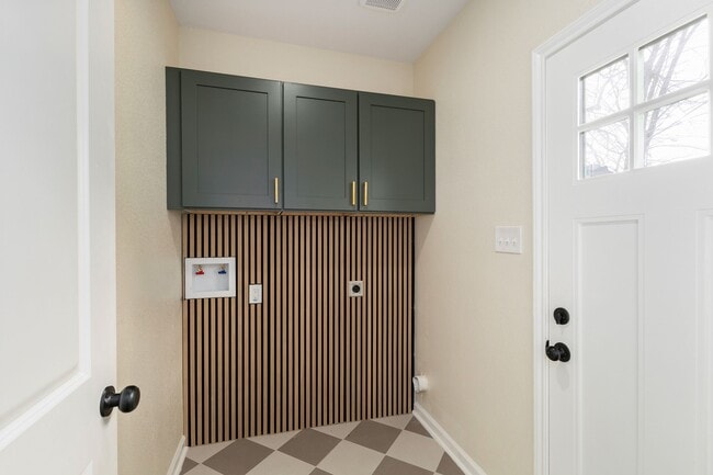 Building Photo - 102 E Val Verde St