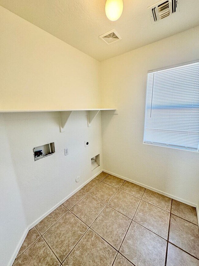 Building Photo - 2106 W Alta Vista Rd