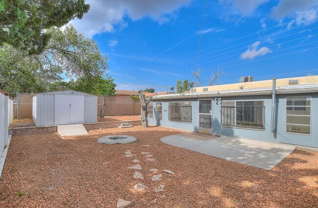 Building Photo - 3 Bedroom 2 Bathroom