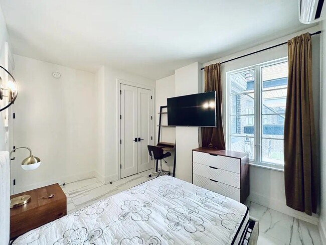 Building Photo - Furnished room/NOT APARTMENT