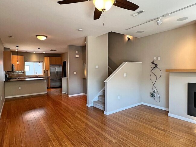Building Photo - 2411 W Argyle Pl