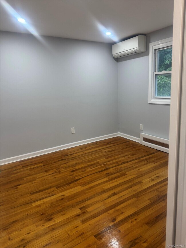 Building Photo - 302 Oakford St