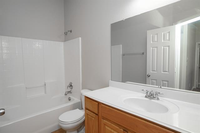 Building Photo - 1424 Canary Dr