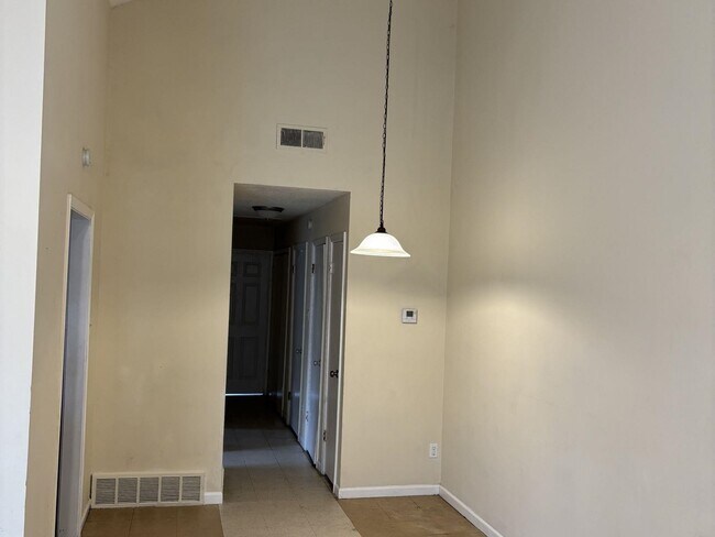 Building Photo - 643 McWhirter Ave