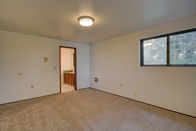 Building Photo - 2 Bed+ 2 Bath Home With Water View