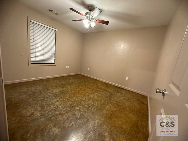 Building Photo - 601 N 6-1/2 St