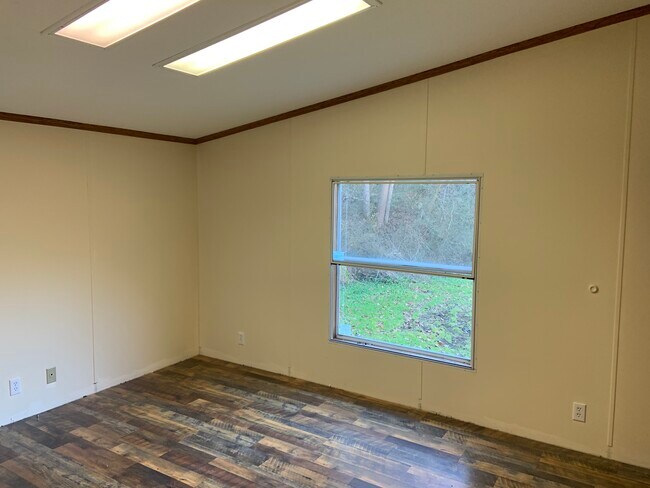 Building Photo - 484 Town Mountain Rd