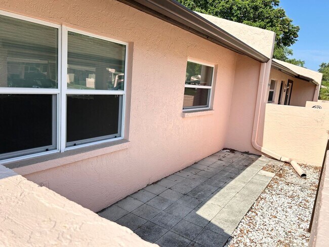 Building Photo - 2 Bedroom Villa with Screened in Patio!