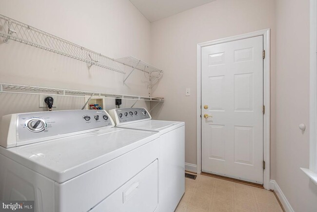 Building Photo - 805 Thicket Ct