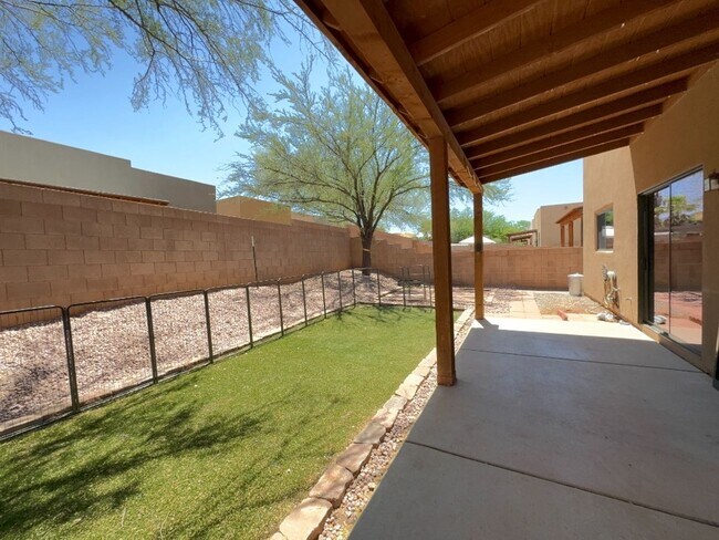 Building Photo - Available Now-3 bdrm/2 bath large open con...