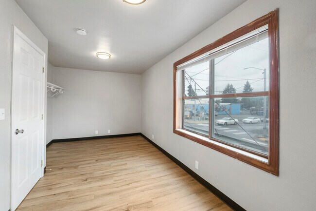 Building Photo - 403 1/2 Garfield St S-12