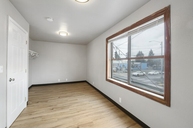 Building Photo - 403 1/2 Garfield St S-17