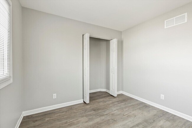 Building Photo - Updated Kenosha 3 Bedroom 2.5 Bath