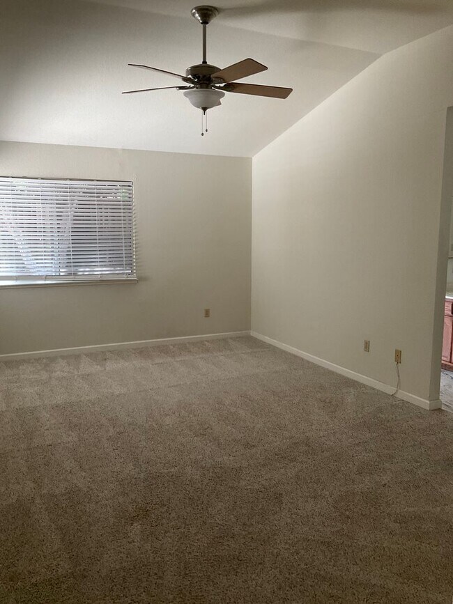 Building Photo - Charming single 3-bedroom rental opportunity!