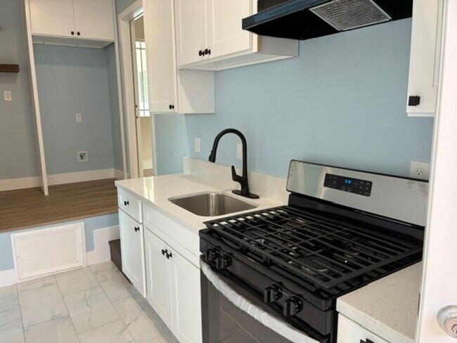 Building Photo - 5 Bedroom 4 Bath House in Garden Grove