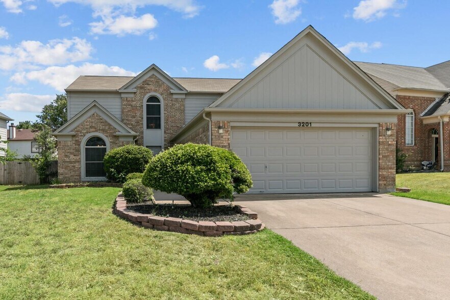 Building Photo - Stylish Fort Worth Home Near Chisholm Trail!