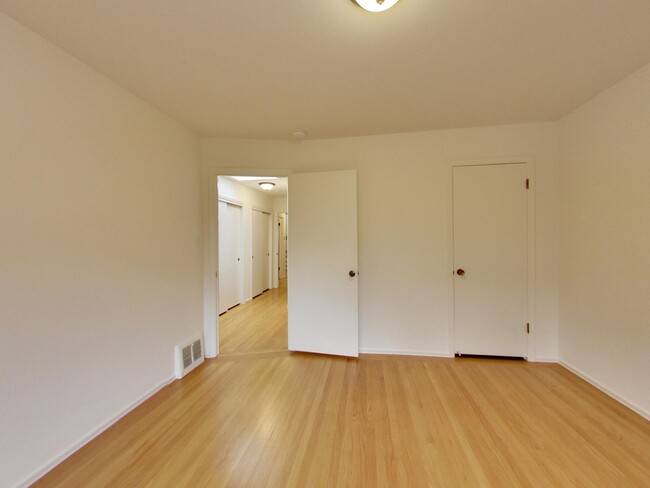 Building Photo - 4BR Home with Jaw-Dropping Views, Garage, ...