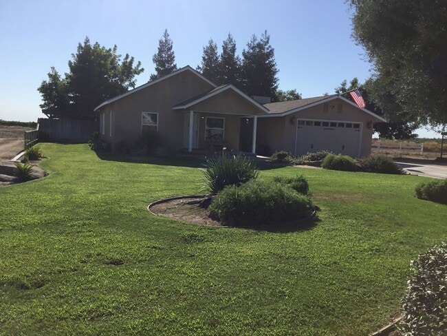 Building Photo - 5430 N Madera Ave