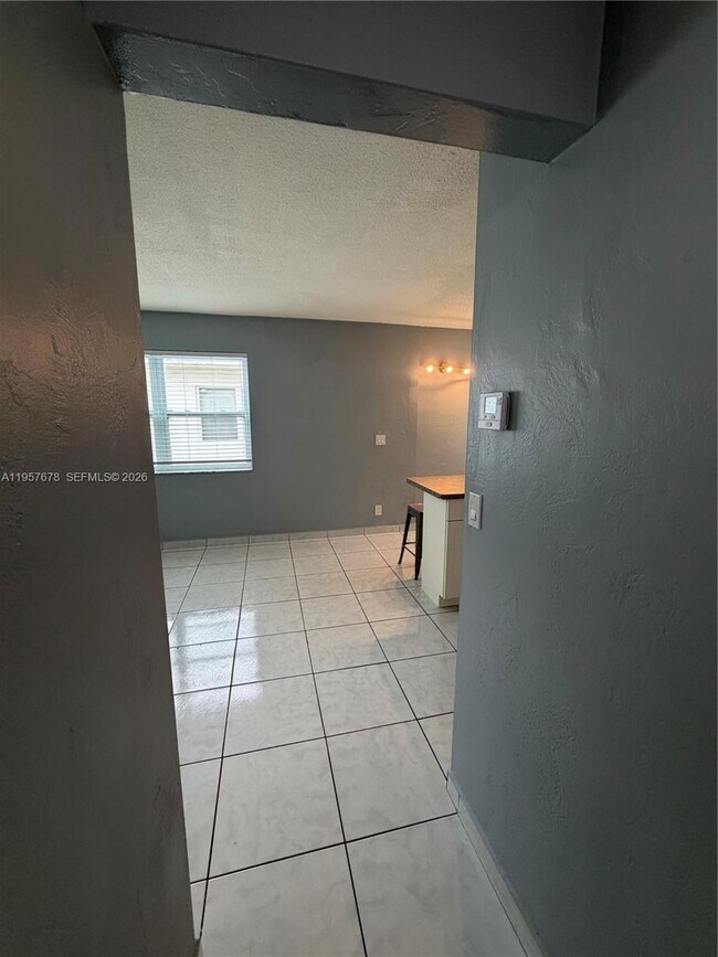 Building Photo - 1301 N 12th Ct