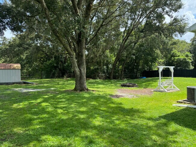 Building Photo - Discover this adorable 3-bedroom, 2-bathroom home nestled in a country setting