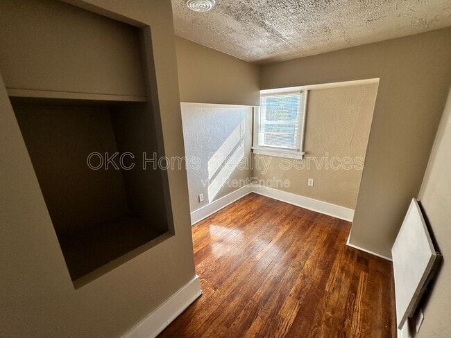 Building Photo - 1715 N Villa Ave