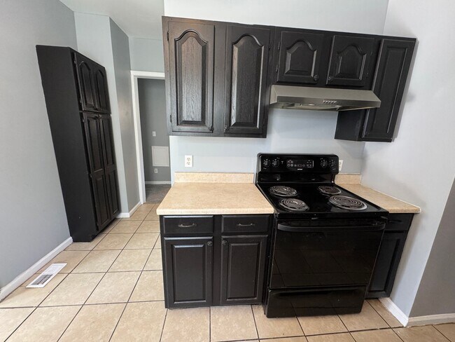 Building Photo - Near Eastside 3 Bedroom 2 Bath with Central air