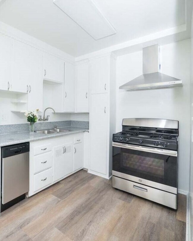 Interior Photo - 820-830 1/2 S. Serrano Ave