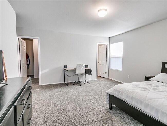 Building Photo - 11708 NW 99th Ter