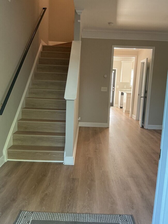 Building Photo - Beautiful 3 Bedroom, 2.5 Bath Townhouse in...