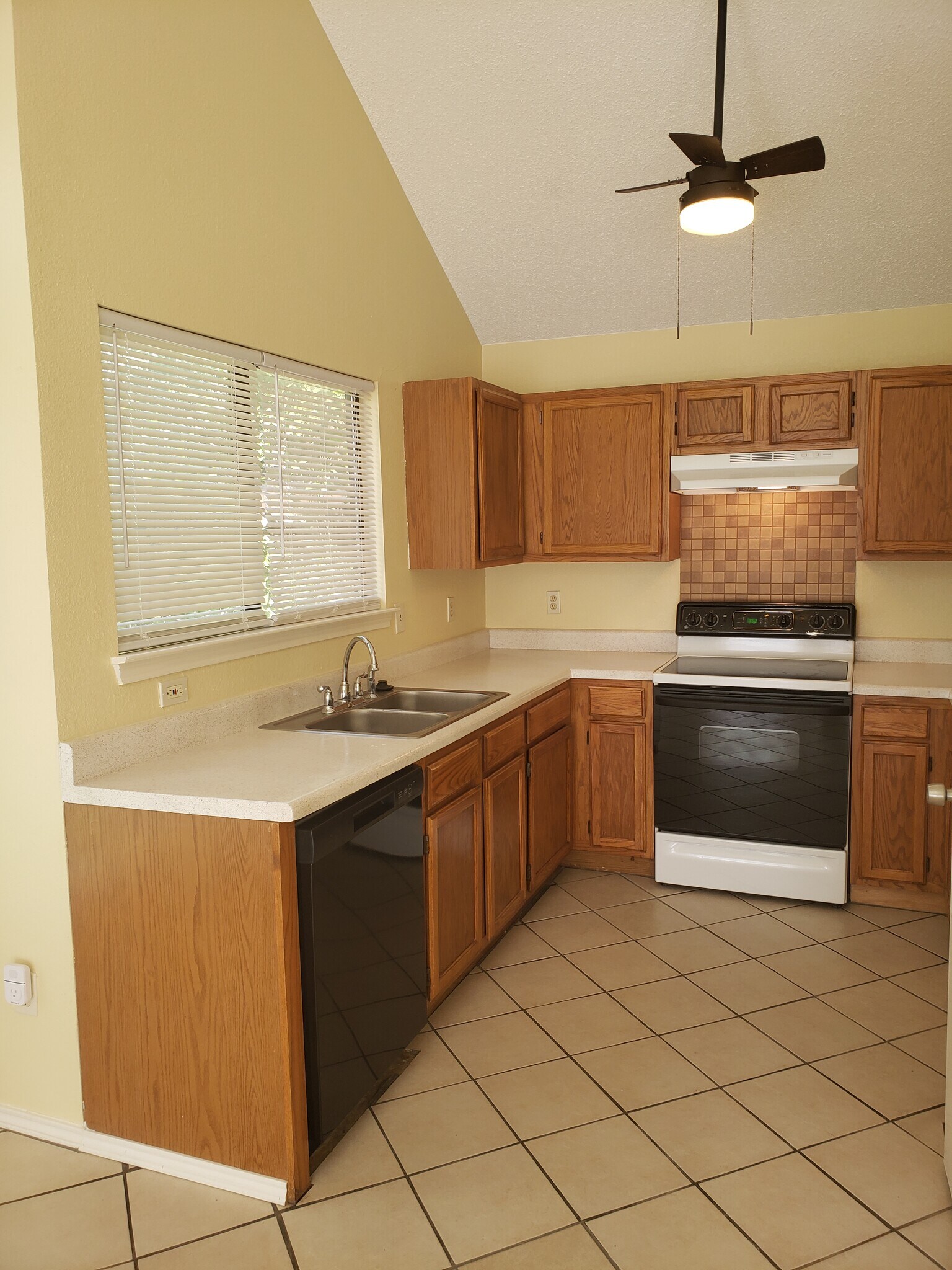 Building Photo - 1013 Garden Trl