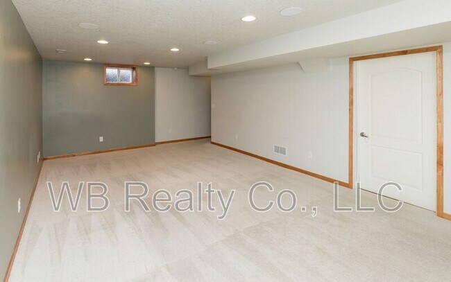 Building Photo - 645 SE Carefree Ln