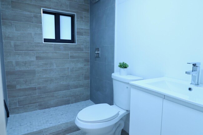 Building Photo - 1814 NW 2nd Ct