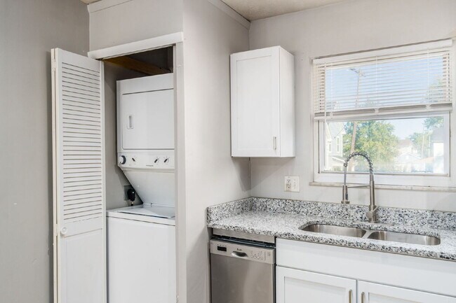 Building Photo - FREE 1 Month Rent! Renovated 2BR Near Children’s Hospital & German Village