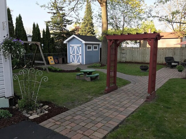 Building Photo - Beautiful Home next to Paddock Lake (3BR/1.5BA)