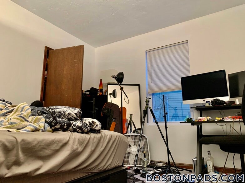 Building Photo - 87 Sheridan St