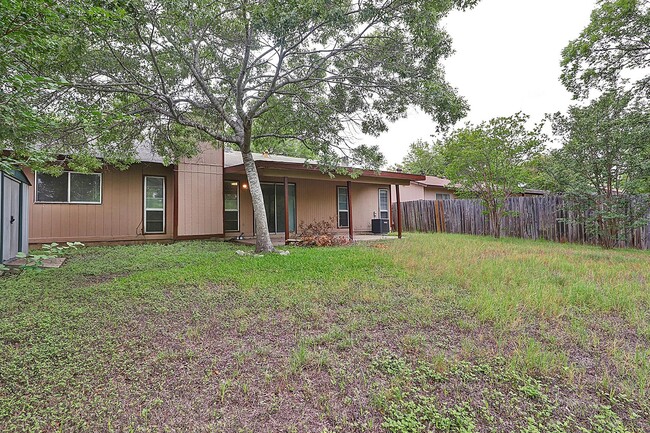 Building Photo - 3 Bedroom 2 Bath with large covered patio