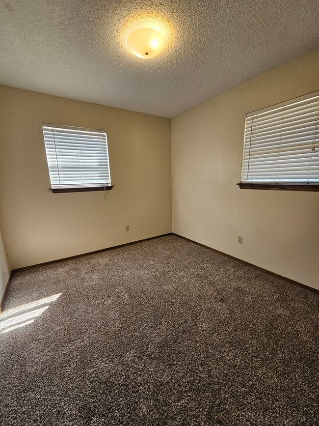 Building Photo - (3) Bed/(1.5) Bath in NE Norman Avail NOW!